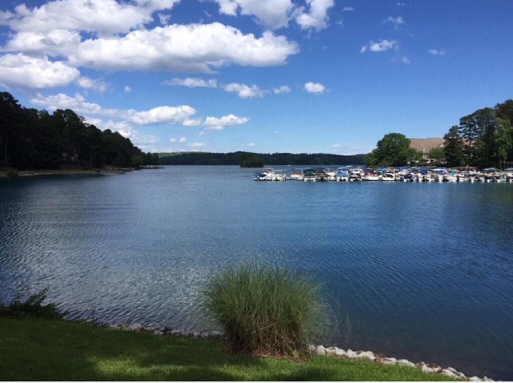 Spacious 2BR/2.5 BA condo steps to lake, DOG FRIENDLY!