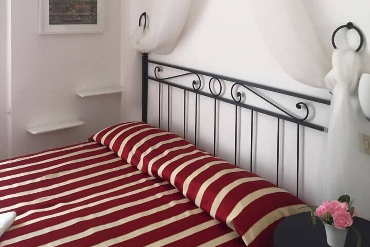 In-room safe, cribs (surcharge), WiFi (free), bed sheets