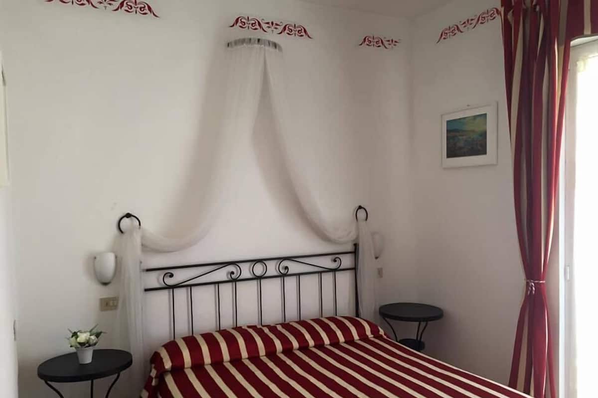 In-room safe, cribs (surcharge), WiFi (free), bed sheets
