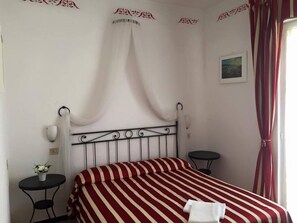 セーフティボックス (室内)、ベビーベッド、WiFi (無料)、ベッドシーツ