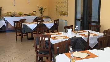 Tägliches inbegriffenes Frühstücksbuffet