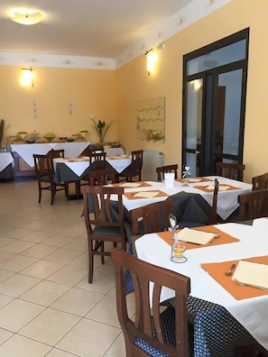 朝食 (ビュッフェ)、毎日提供 (無料)