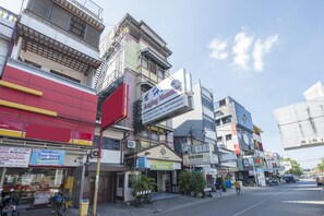 Exterior - OYO 1090 Hotel Anging Mammiri Makassar (Makassar)