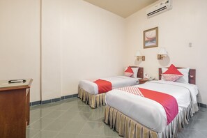 Deluxe Twin Room | Desk, free WiFi, bed sheets - OYO 1090 Hotel Anging Mammiri Makassar (Makassar)