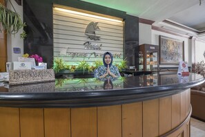 Reception - OYO 1090 Hotel Anging Mammiri Makassar (Makassar)