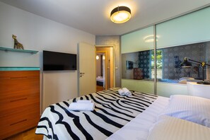 Deluxe-Apartment | 3 Schlafzimmer, schallisolierte Zimmer, Bügeleisen/Bügelbrett