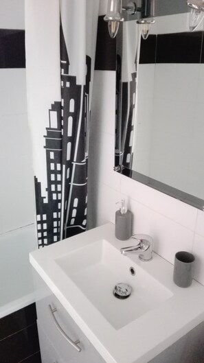 Serviettes fournies, savon, papier toilette