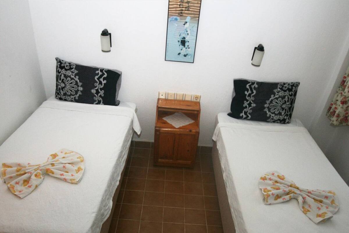 Classic Double Room | Laptop workspace, bed sheets
