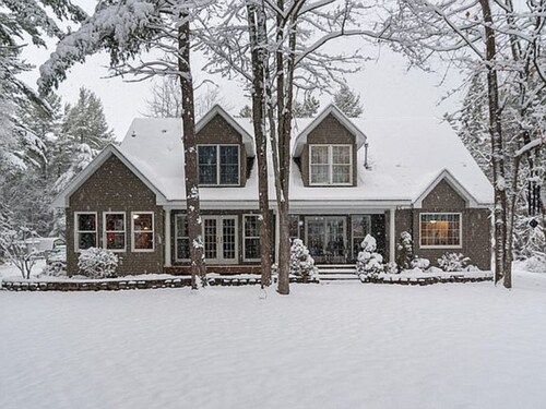 Marchez vers le lac, la plage, le parc aquatique intérieur et le centre-ville.
