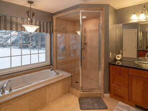 Combined shower/bathtub, jetted bath, towels - Walk To The Lake, Beach, Indoor Waterpark And Downtown (Mackinaw City)