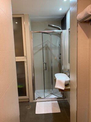 Ducha, secador de pelo, toallas, jabón