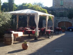 บริการอาหารเช้า อาหารกลางวัน และอาหารเย็น