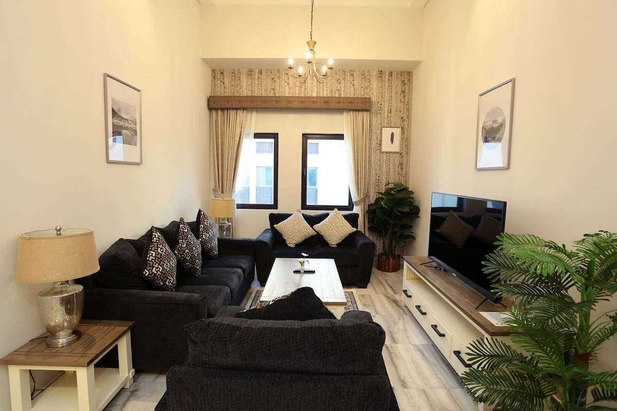 Economy appartement | Woonruimte | Een 50-inch lcd-televisie met digitale zenders en een televisie