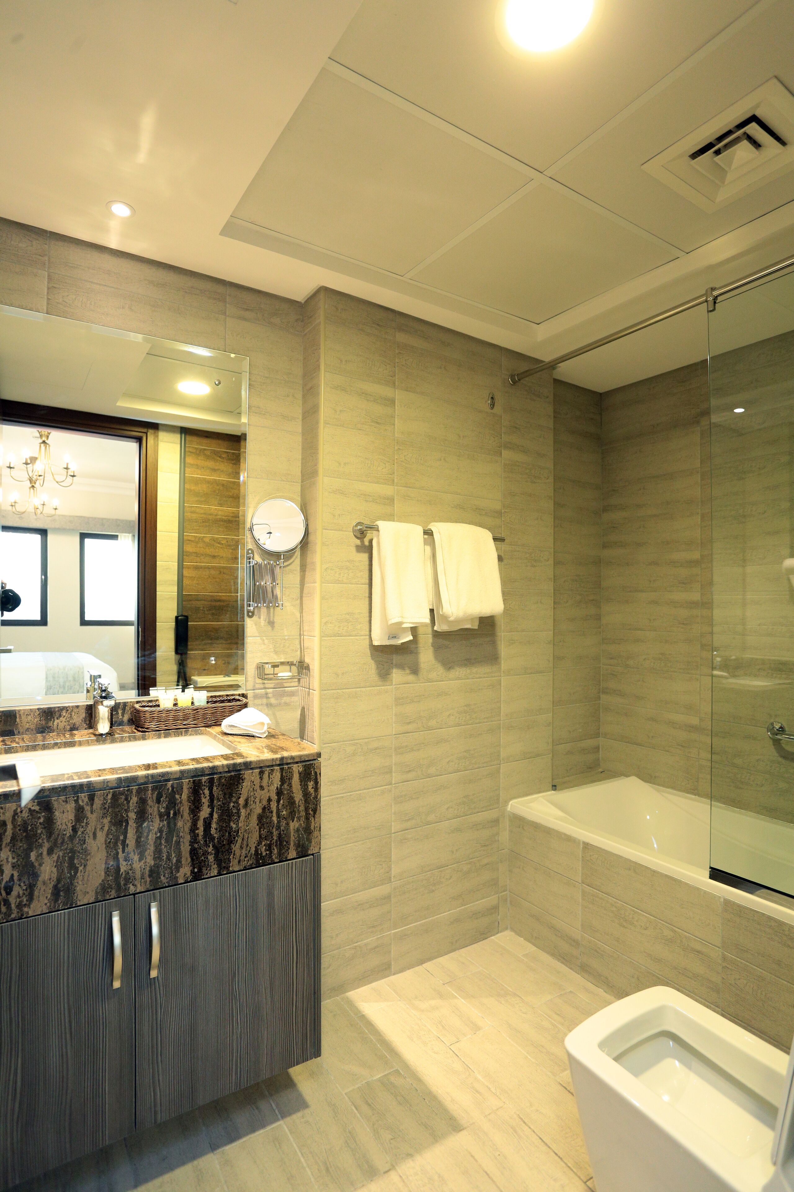 Appartamento Deluxe | Bagno | Soffione a pioggia, set di cortesia gratuito, asciugacapelli