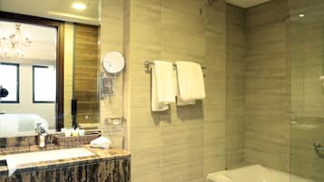 Deluxe Apartment | Bathroom | Rainfall showerhead, free toiletries, hair dryer, towels