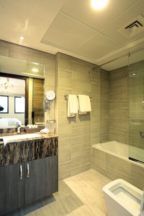 Apartamento luxo | Banheiro | Chuveiro com efeito de chuva, produtos de toalete grátis