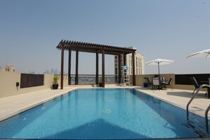 Outdoor pool, sun loungers - Marbella Holiday Homes (Dubai)