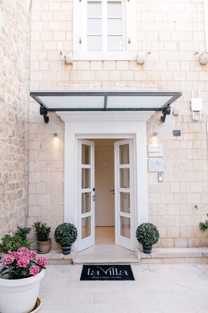 Property entrance - La Villa Boutique Hotel (Budva)