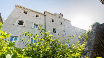 Vista frontal de la propiedad