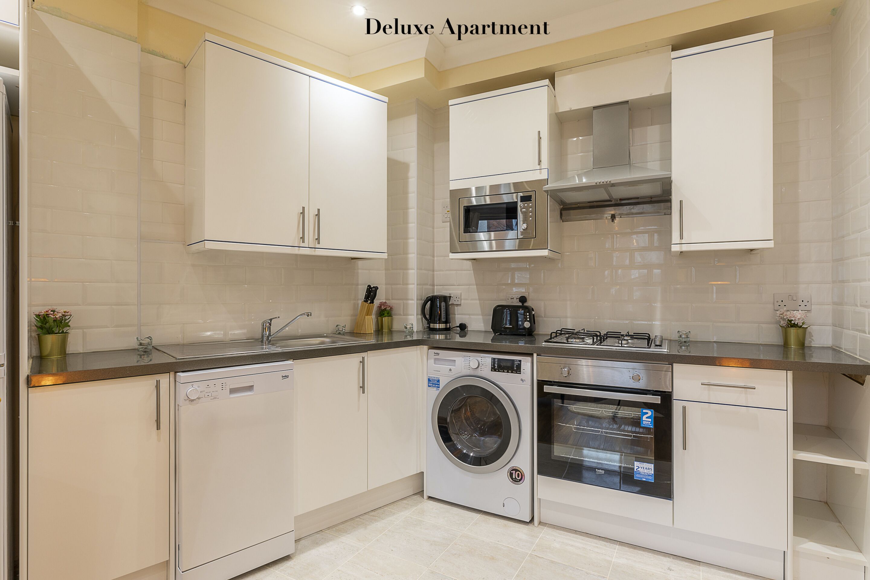 Deluxe appartement, privébadkamer, uitzicht op stad | Gemeenschappelijke keuken | Eettafels