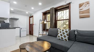 Superior Studio, Private Bathroom | Lounge