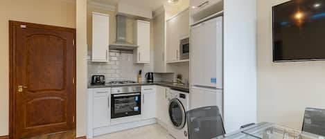 Elite Apartment, Private Bathroom, City View | Shared kitchen | Dining tables