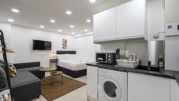 Superior Studio, Private Bathroom | Shared kitchen | Dining tables