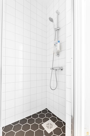 Studio | Salle de bain | Douche, peignoirs, bidet, serviettes fournies