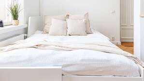 Premium bedding, desk, iron/ironing board, WiFi (free) - WeHost Pieni Roobertinkatu 13 (Helsinki)