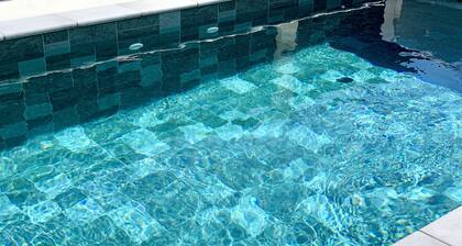 « La Villa Black » 130 m2 avec piscine chauffée et jardin privatif.