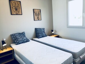 3 chambres, coffres-forts dans les chambres, bureau