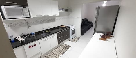 Geladeira, micro-ondas, fogão, cooktop