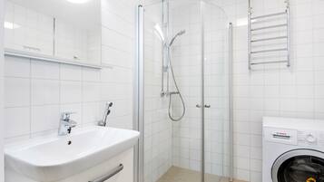 Apartemen | Kamar mandi | Shower, perlengkapan mandi gratis, pengering rambut, dan kloset