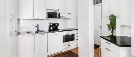 Appartement | Cuisine privée | Grand réfrigérateur, micro-ondes, four, plaque de cuisson
