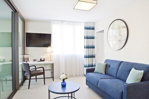 Apartamento (Executive) | Sala de estar | Una televisión de pantalla plana