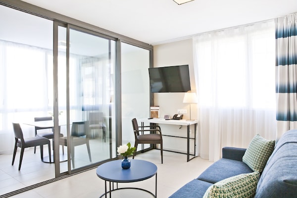 Apartment (Executive) | Living area | Flat-screen TV