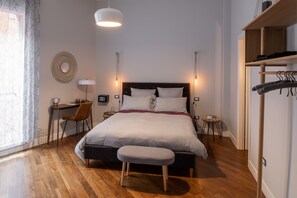 Deluxe-Dreibettzimmer | Hochwertige Bettwaren, Daunenbettdecken, Zimmersafe, Schreibtisch