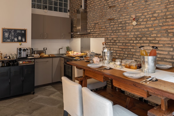 Colazione a buffet, servita tutte le mattine (12 EUR a persona)