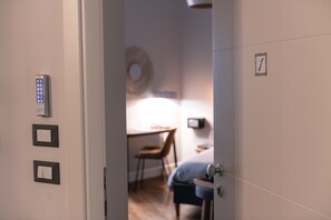 Deluxe-Dreibettzimmer | Hochwertige Bettwaren, Daunenbettdecken, Zimmersafe, Schreibtisch