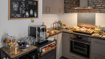 Tägliches Frühstücksbuffet (12 EUR pro Person)