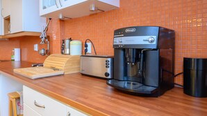 Apartamento, 2 quartos | Cozinha privada | Geladeira, fogão, cooktop, lava-louças