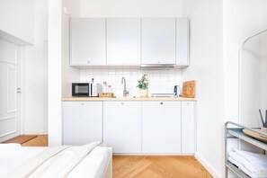 Studio | Eget kök | Kylskåp, mikrovågsugn, spishäll och kaffe- och tebryggare