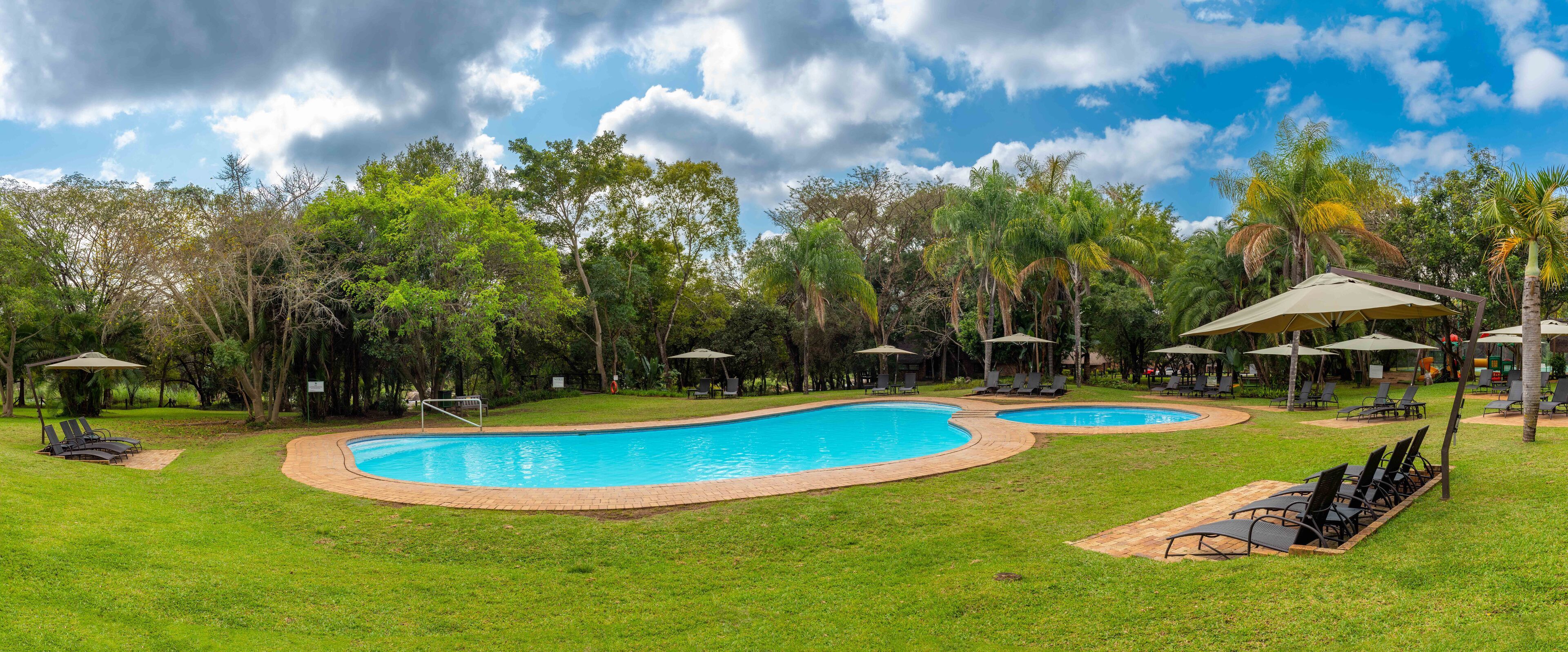 3 piscinas externas, guarda-sóis, espreguiçadeiras