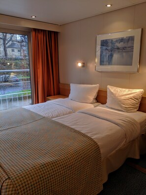 In-room safe, desk, laptop workspace, blackout drapes - MS Select Bellejour - Frankfurt (Frankfurt)