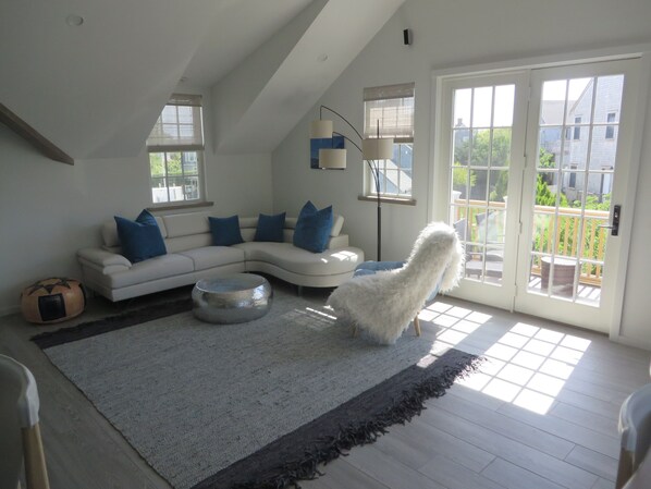 Smart TV, fireplace, stereo, computer monitors