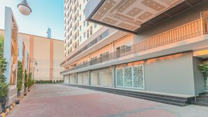Un immeuble à plusieurs étages, doté d’une architecture moderne, de balcons et de grandes fenêtres.