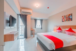Standard Double Room | Desk, free WiFi, bed sheets - Flagship 750 Mont Blanc (Bekasi)