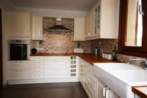 Fridge, microwave, oven, stovetop - Villa 10, C'an Singala, Puerto Pollensa (Pollenca region) (Puerto de Pollensa)