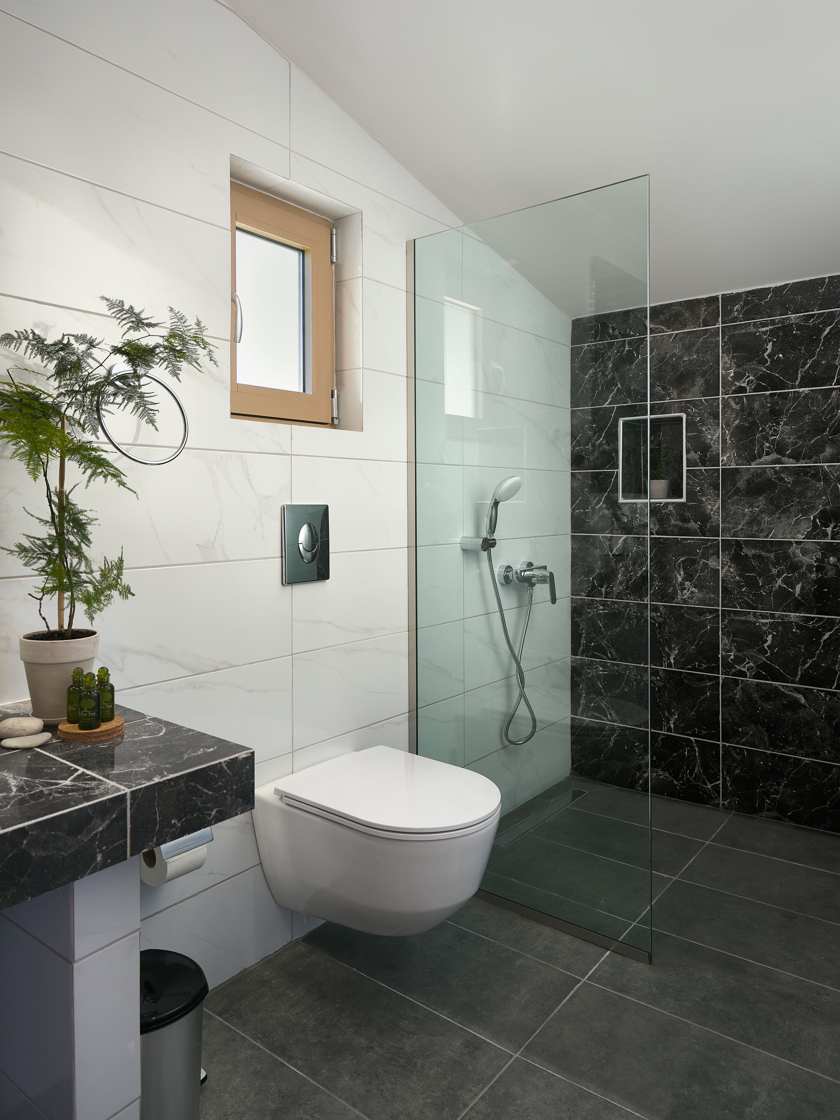 Deluxe Duplex | Bathroom | Shower, rainfall showerhead, free toiletries, hair dryer