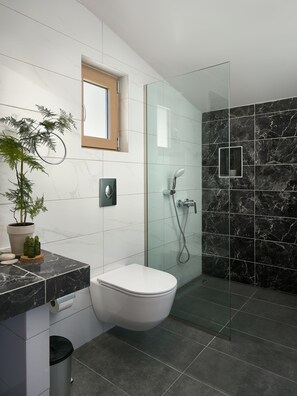 Dúplex Deluxe | Baño | Regadera, regadera tipo lluvia, amenidades de baño gratuitas 